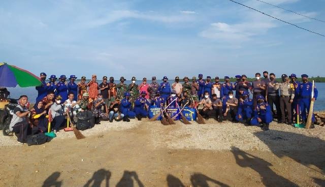 Peringati HUT ke-71, Polairud bersama TNI Bersihkan Pantai di Selatpanjang