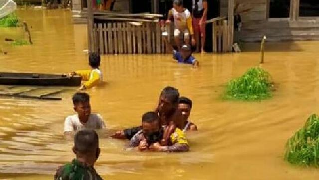 Bhabinkamtibmas Polsek Seberida Evakuasi Warga Lumpuh dari Banjir