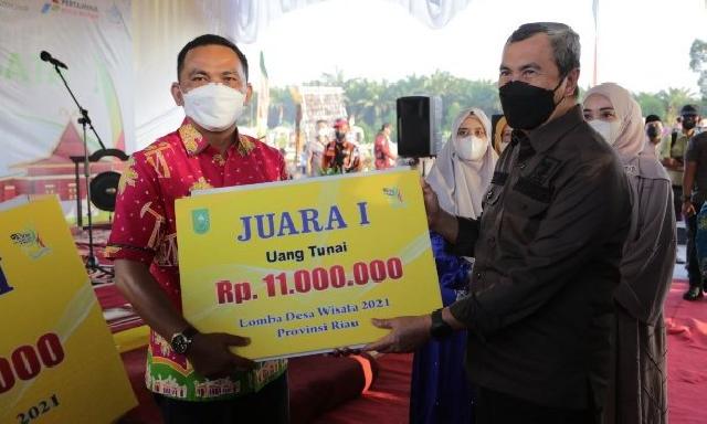 Gubernur Serahkan Penghargaan 3 Desa Wisata Terbaik di Riau