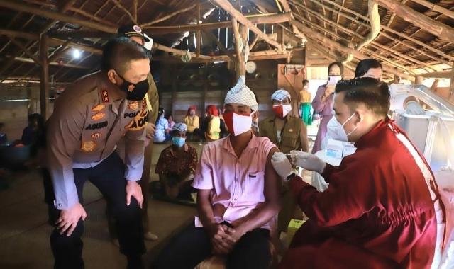 Vaksin Kemerdekaan Polda Riau Jangkau Suku Talang Mamak Indragiri Hulu