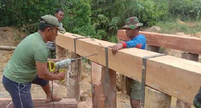 Prajurit Kodim 0313 Kampar Gesa Pembangunan Jembatan Desa Balung