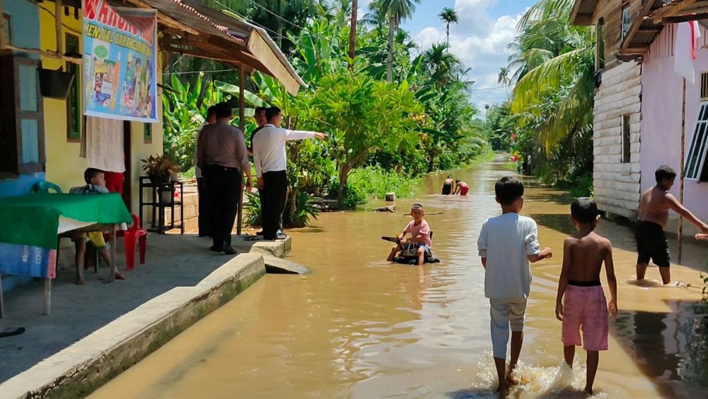 Sungai di Rokan Hulu Meluap, Jalan Permukiman Warga Tergenang Air 30 Cm