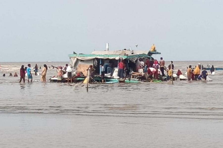 Kapal Muatan Sembako Karam di Perairan Bengkalis, 7 Awak Kapal Berhasil Selamat