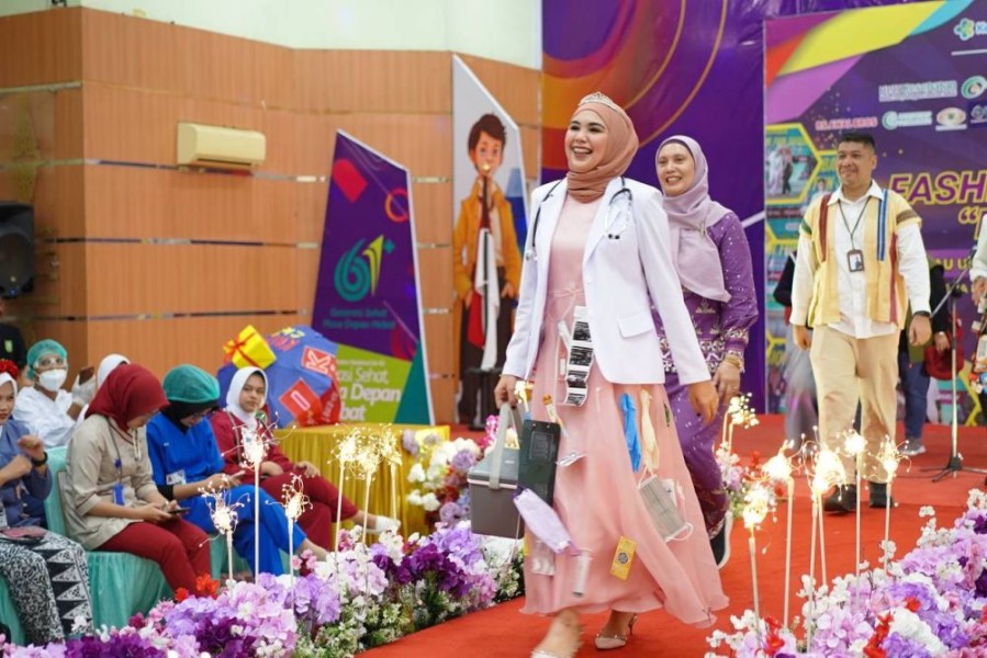 105 Nakes Pamer 'Gaya Hidup Sehat' di Panggung Fashion Show