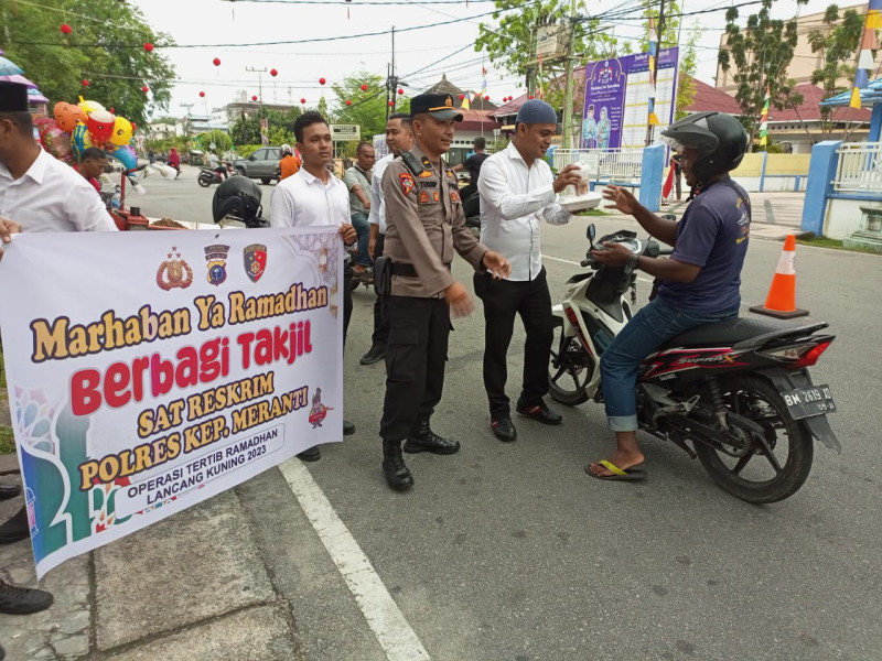 Satreskrim Polres Kepulauan Meranti Bagi-bagi Takjil kepada Masyarakat