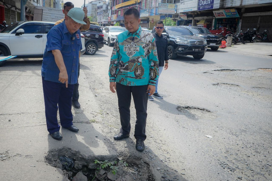 Pj Gubernur Riau Minta Jalan Rusak Segera Perbaiki Sebelum Idul Fitri