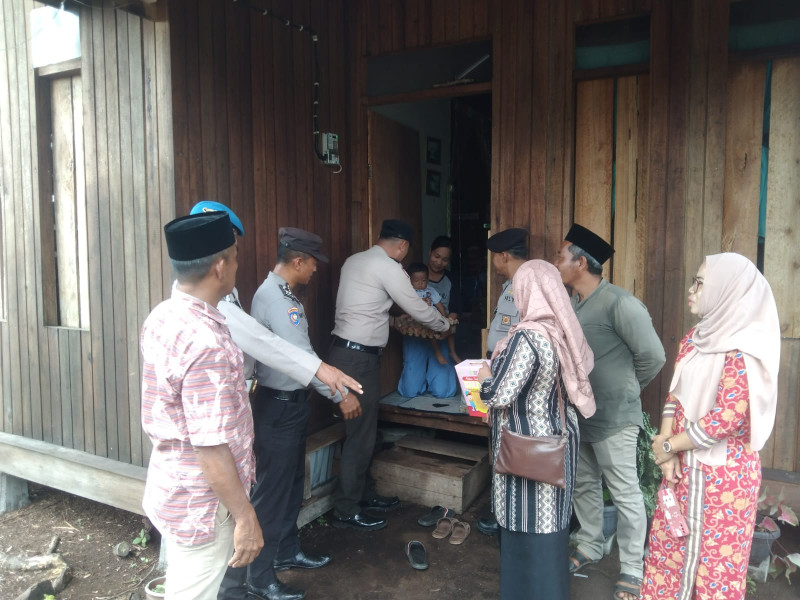 Kamis Barokah, Lagi Polsek Merbau Bantu Dua Balita Penderita Stunting