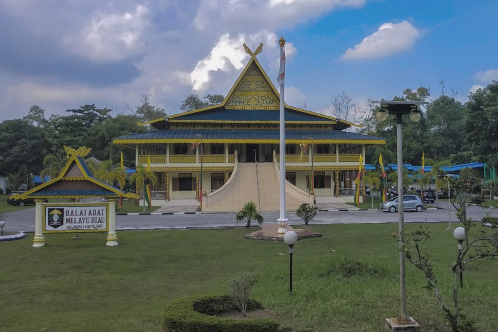 Pemprov Riau Serahkan SK Pakai Balai Adat kepada LAMR Pimpinan Datuk Seri Raja Marjohan