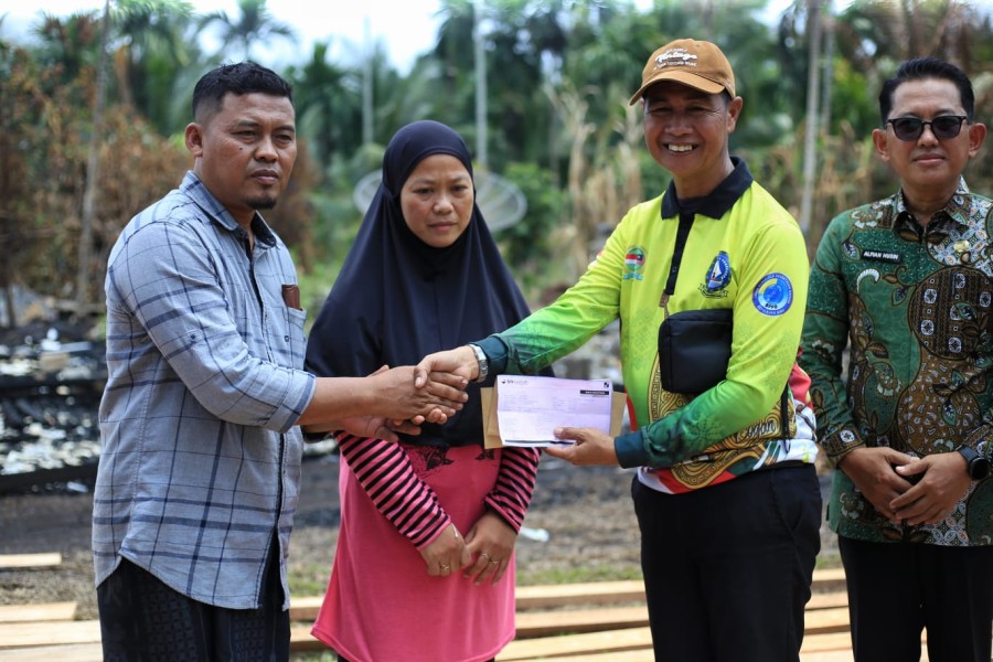 Sekda Sudandri Serahkan Bantuan untuk Guru Korban Kebakaran di Rangsang