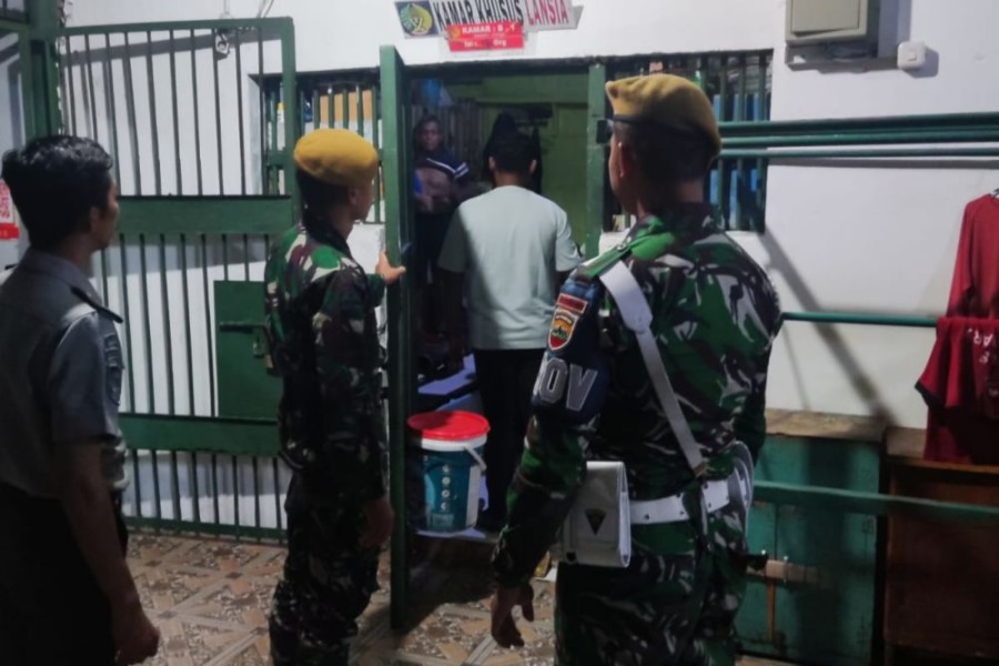 Gandeng TNI Razia Warga Binaan, Lapas Pekanbaru Sita Puluhan HP dan Barang Terlarang