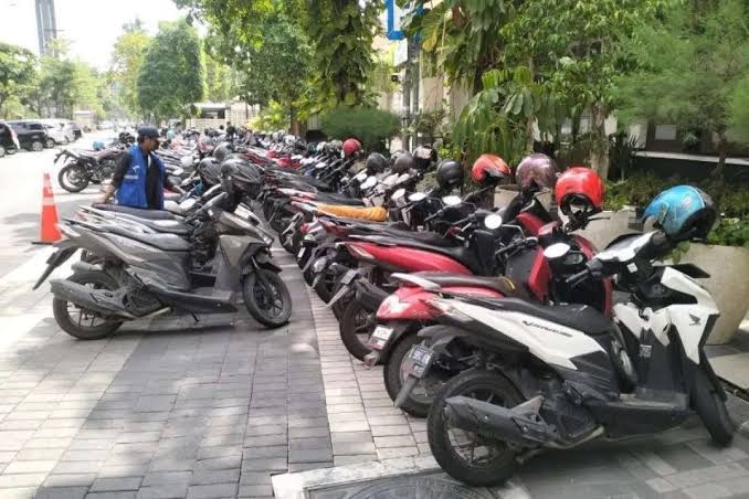 Jaktim cabut pentil dan angkut kendaraan yang parkir liar di trotoar