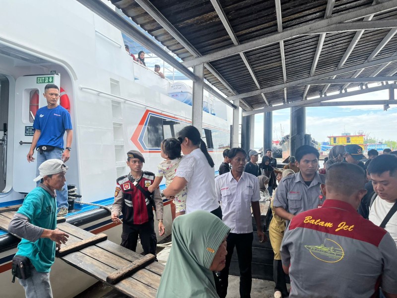 Polres Meranti Evakuasi Penumpang Yang Sakit di Tengah Padatnya Aktivitas Pelabuhan
