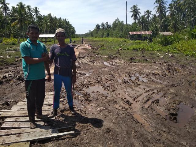 Mirisnya Kondisi Jalan Lintas Bono Kabupaten Pelalawan