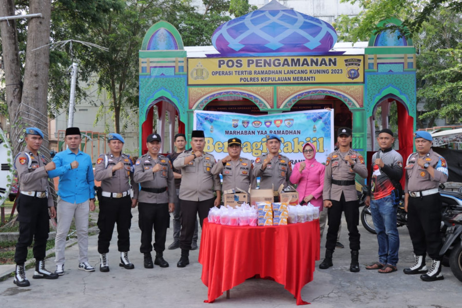 Para Kasi Polres Meranti Berbagi Ratusan Paket Takjil kepada Pengendara Motor Memakai Helm