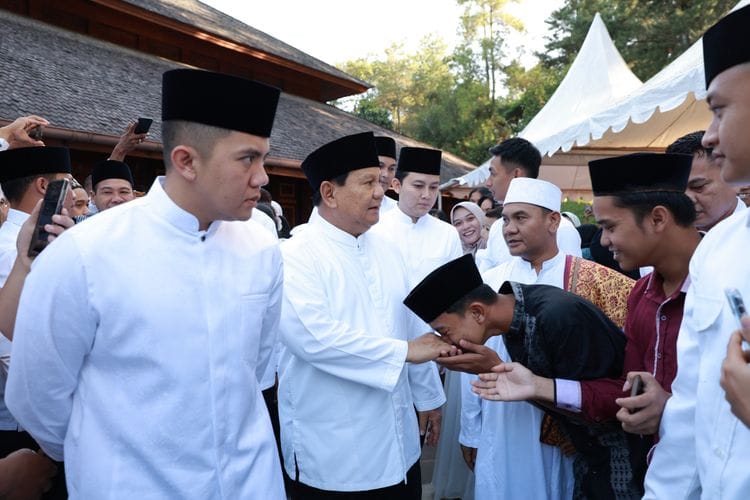 Prabowo Shalat Idul Fitri Bareng Warga Bojong Koneng di Masjid Nurul Wathan Hambalang