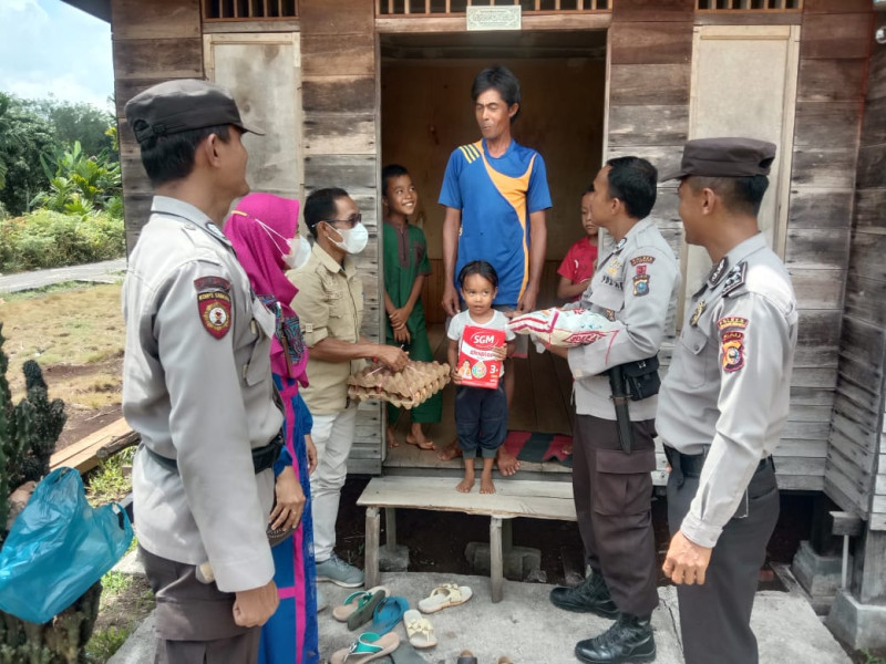 Sobat Kamis Barokah Polsek Merbau Kunjungi dan Bantu Dua Balita Stunting