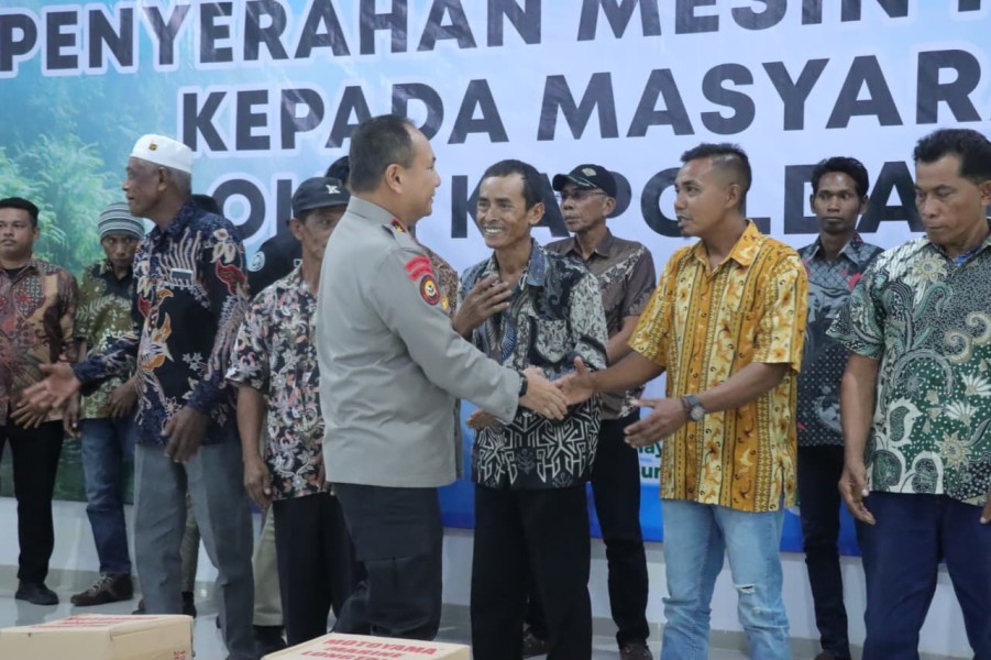 Dorong Ekonomi Pesisir, Kapolda Riau Bantu Nelayan Meranti dengan 20 Mesin Ketinting