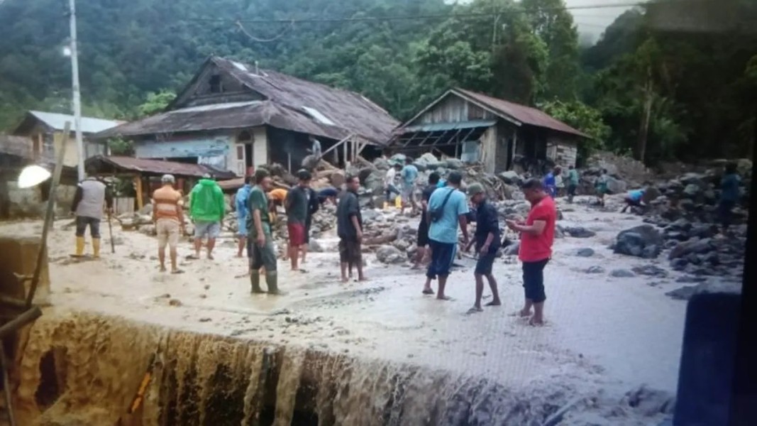 Akses Jalan Lubuk Basung-Bukittinggi Lumpuh Akibat Banjir Bandang
