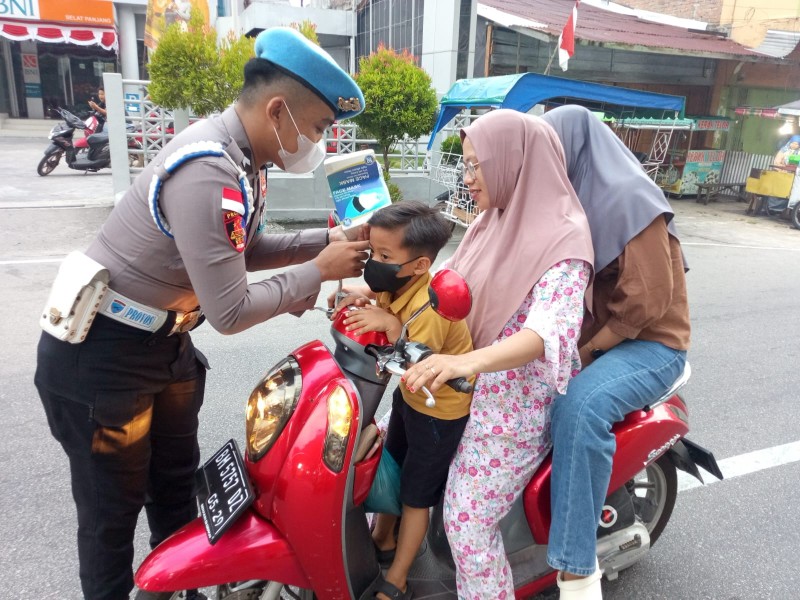 Cegah Dampak Kabut Asap, Polres Kepulauan Meranti Bagikan Masker ke Warga Selatpanjang