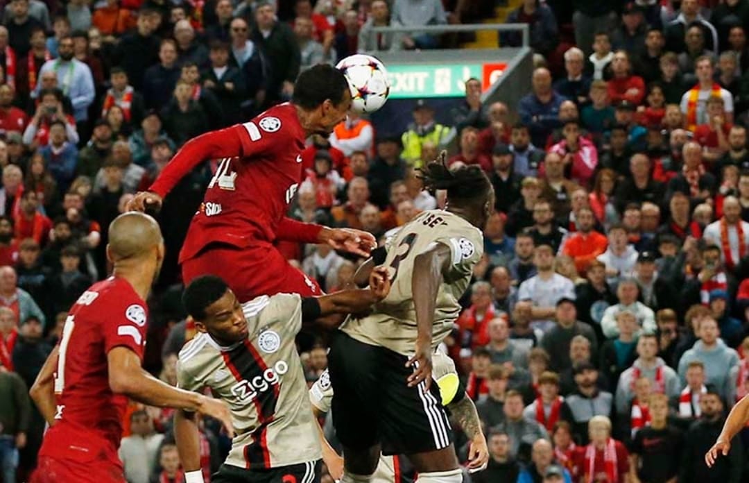 Sundulan Menit Akhir Joel Matip Bawa Liverpool Tundukkan Ajax di Anfield
