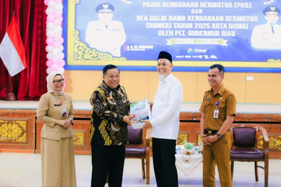 Plt Gubri Serahkan Data Penunggak Pajak Kendaraan Bermotor 2025 ke Walikota Dumai