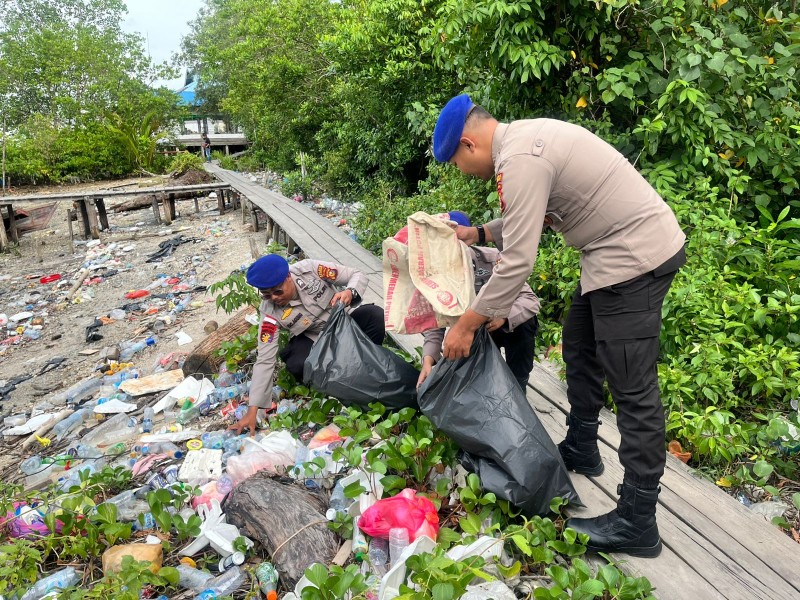 Sat Polairud Polres Kepulauan Meranti Bersihkan Pantai di Pelabuhan Perikanan Selatpanjang