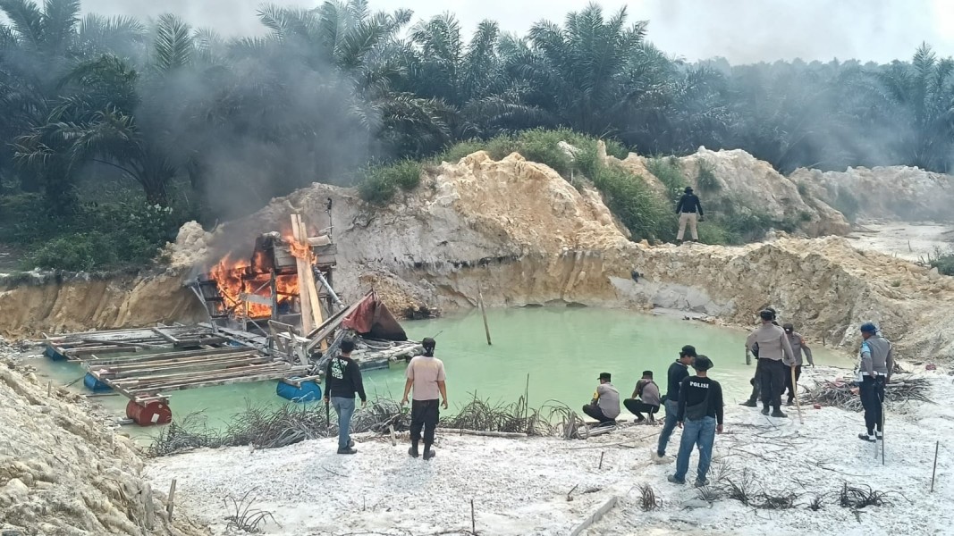 Sapu Bersih Tambang Emas Ilegal! Operasi PETI Kuantan Musnahkan 525 Rakit di Kuansing
