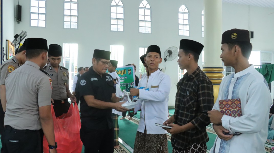 Polres Kepulauan Meranti Bagikan Ratusan Takjil di Pondok Pesantren Al-Muawwanah