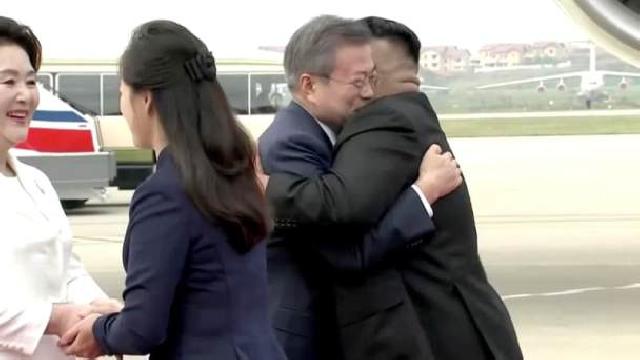 Kim Jong-un Sambut Moon Jae-in di Pyongyang dengan Pelukan