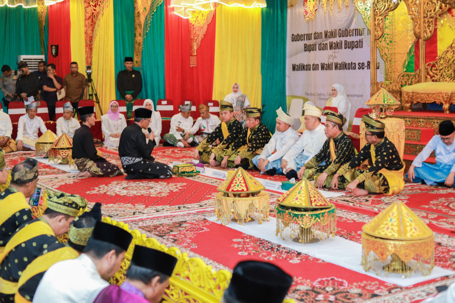 Bupati Asmar dan Wabup Muzamil Ikuti Prosesi Tepuk Tepung Tawar di LAM Riau