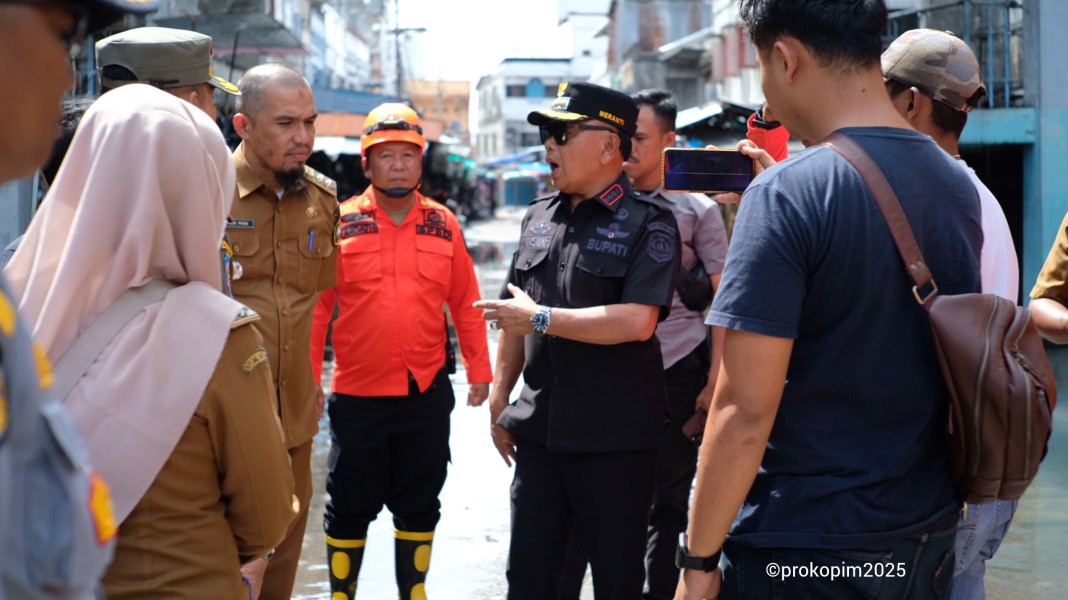 Hadapi Banjir Rob, Bupati Asmar Perintahkan BPBD Meranti Bersihkan Gorong-Gorong