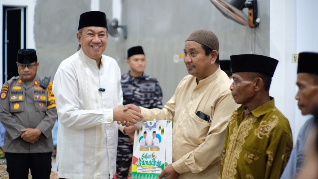 Wabup Muzamil Safari Ramadan dan Serahkan Bantuan di Desa Insit