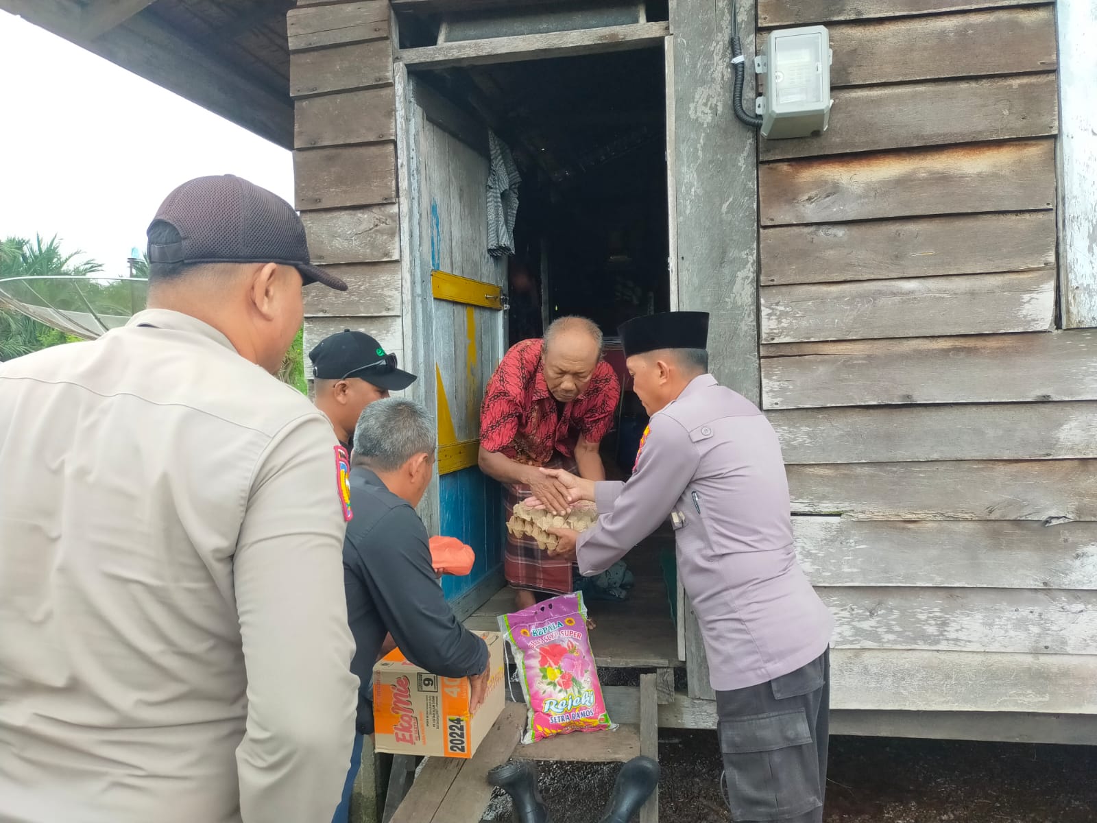 Kamis Barokah Polsek Merbau, Iptu Aguslan Bantu Keluarga Dahri dan Kamsinar