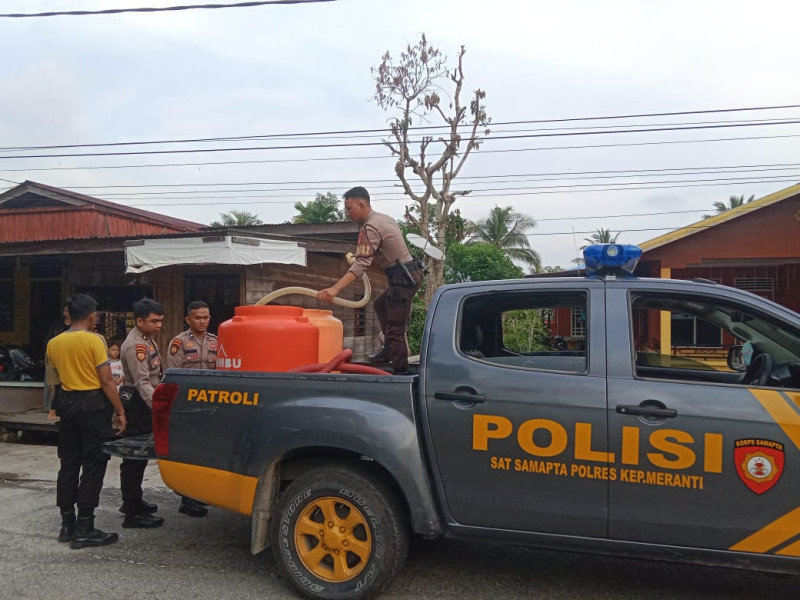 Personel Satuan Samapta Polres Meranti Bantu Suplai Air Bersih kepada Warga Terdampak Kemarau