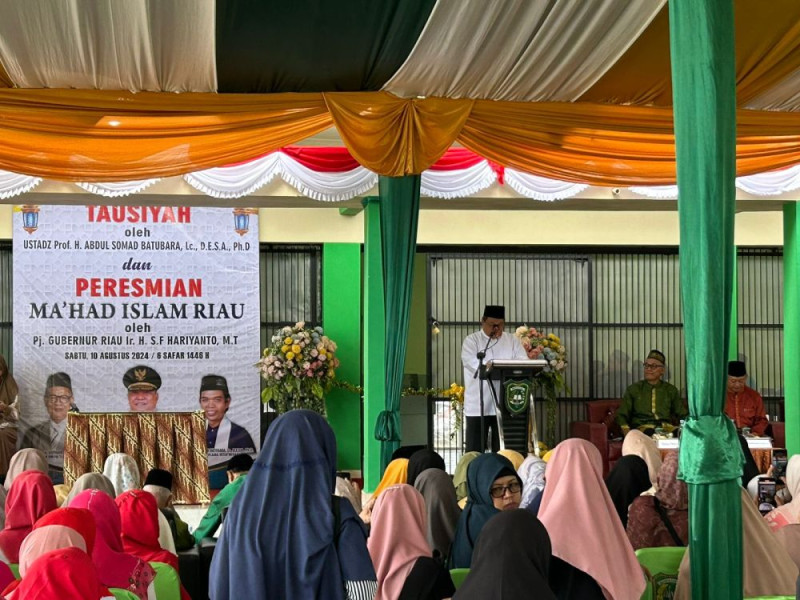Pj Gubri Resmikan Ma'had Islam Riau