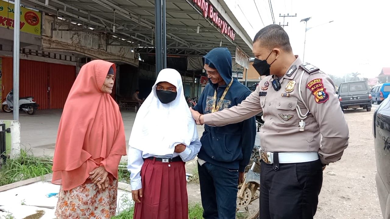 Kisah Polantas di Riau Sekolahkan Seorang Anak Pengamen Badut