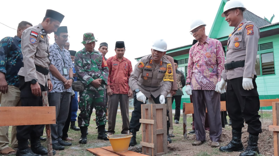 Kapolres AKBP Kurnia Setyawan Letakkan Batu Pertama Pembangunan Pos Bhabinkamtibmas Desa Bokor