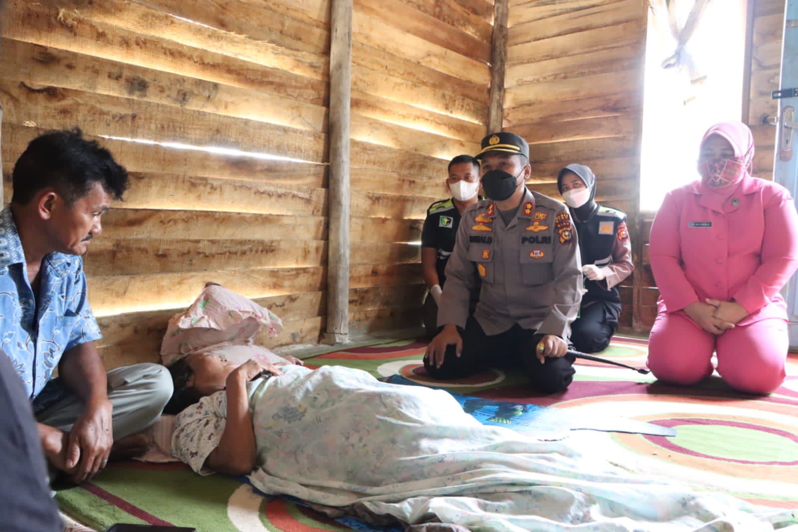 Kapolda Riau Bantu Perobatan Riana Sianturi