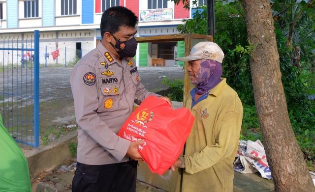 Alumni AKPOL 1992 Riau Distribusikan 556 Paket Sembako