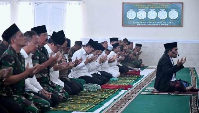 Sebelum Tinjau Kebakaran Hutan di Riau, Presiden Jokowi Laksanakan Salat Istiska