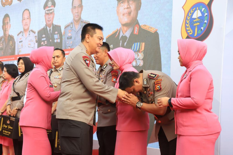 AKBP Andi Yul Serahkan Tongkat Komando Kapolres Kepulauan Meranti Kepada AKBP Kurnia Setyawan