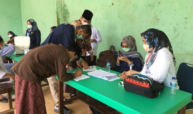 Nakes Polresta Pekanbaru Gelar Vaksinasi Tahap II di Pondok Pesantren Nurul Huda Al Islami