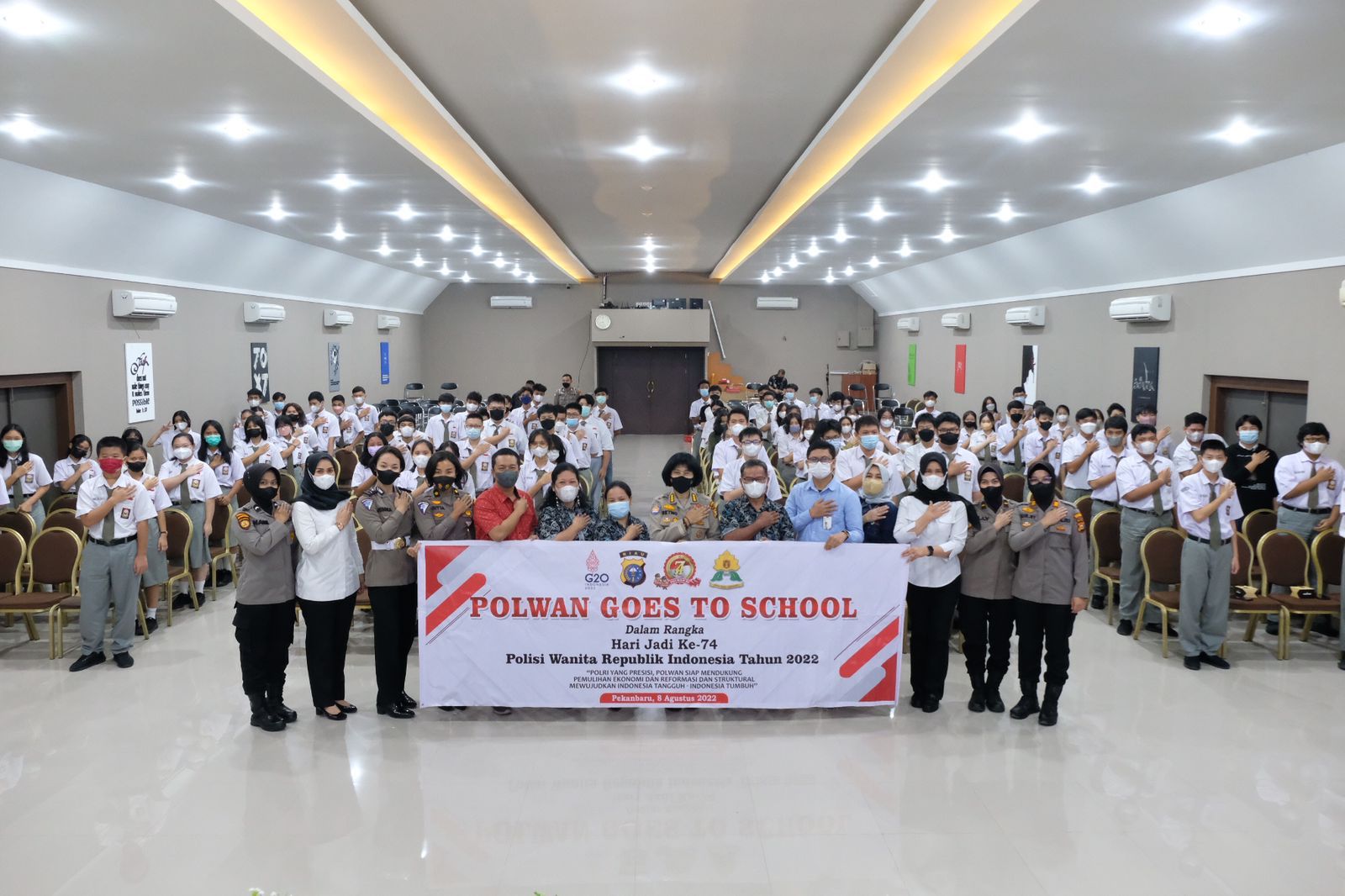 Polwan Polda Riau Goes To School Ajak Pelajar Cerdas Bermedia Sosial