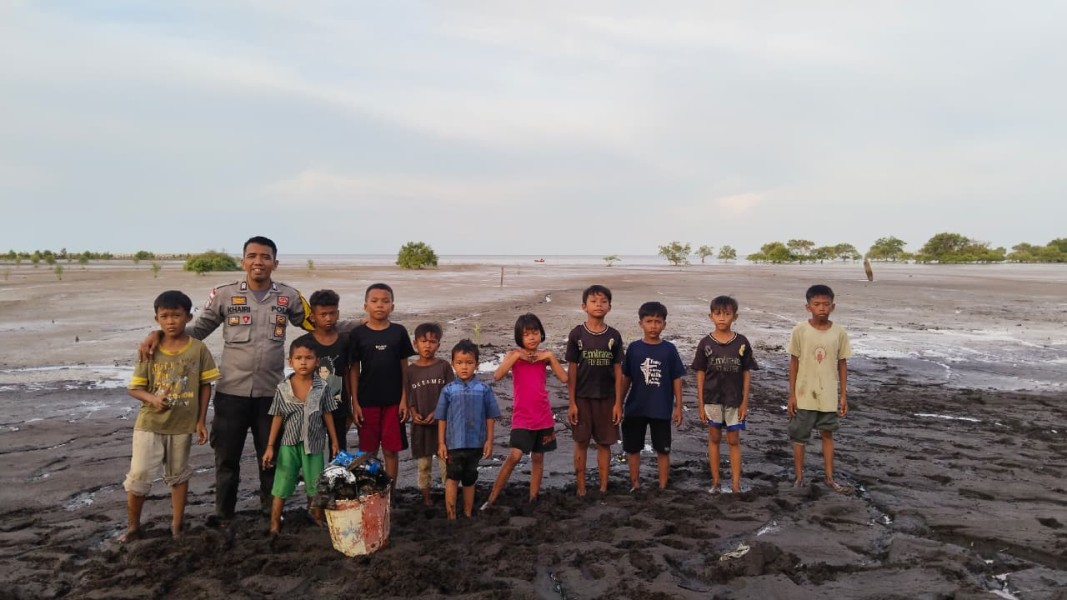 Brigadir Khairi Ajak Anak Suku Akit Hijaukan Pantai Gelombang Cinta