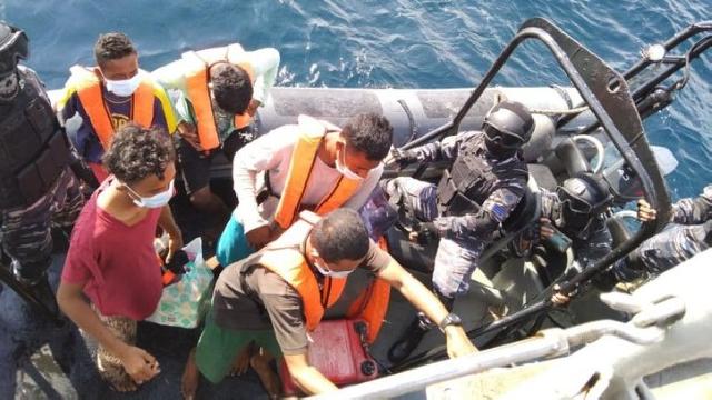 TNI AL Jemput Lima Nelayan yang Terdampar di Malaysia Akibat Kecelakaan