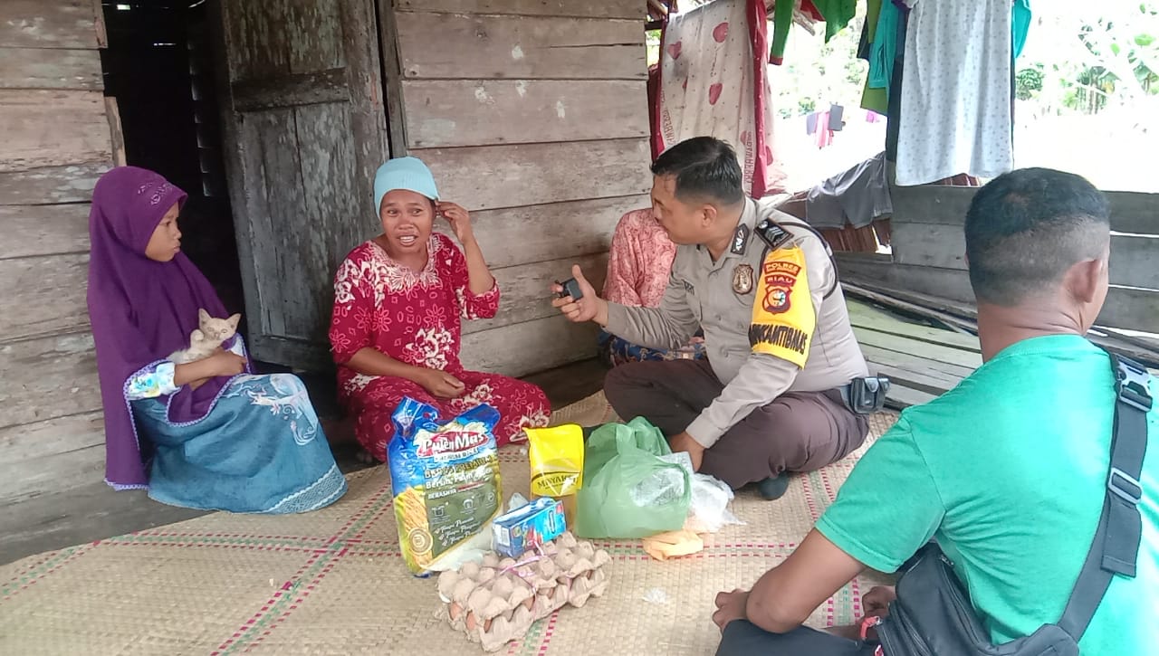 Rodiah Terima Alat Bantu Dengar dari Polsek Tebingtinggi