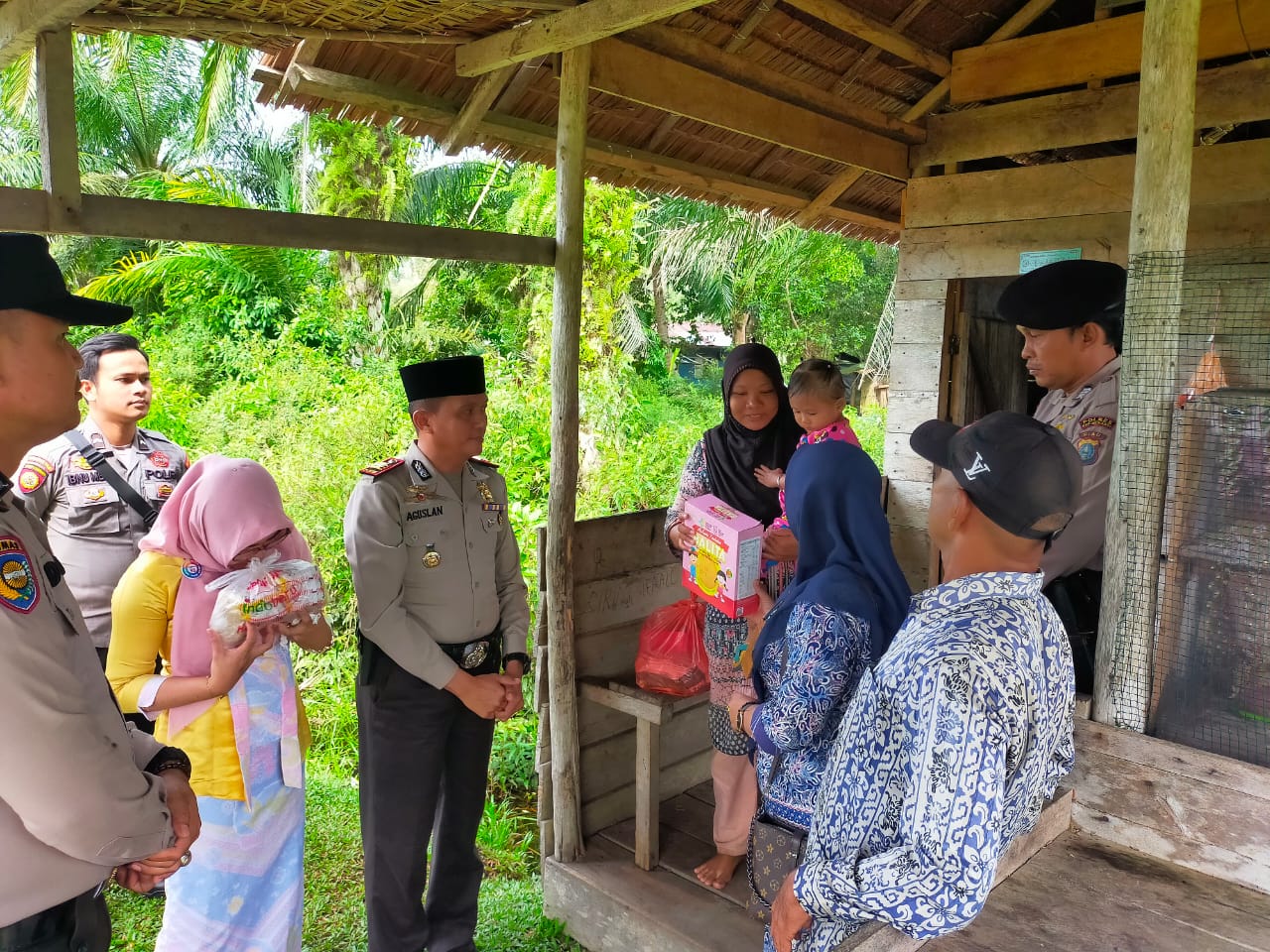 Kamis Barokah, Dua Balita Stunting di Merbau dapat Bantuan dari Kapolsek