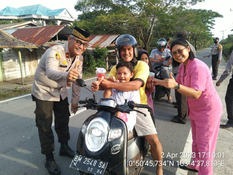 Polsek Rangsang Bagi-bagi Takjil Ramadhan di Tanjungsamak