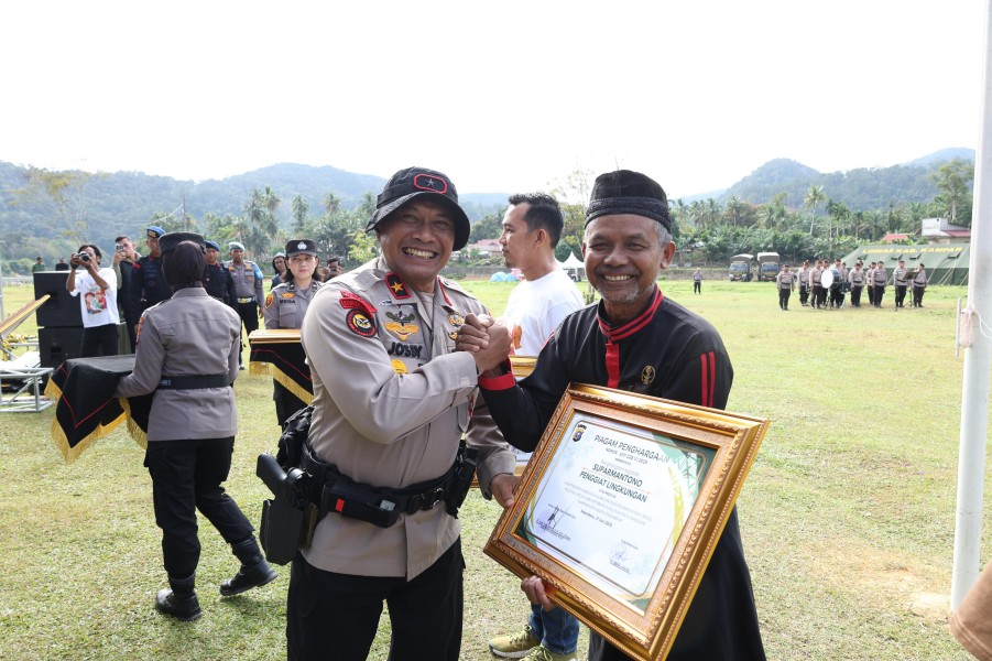 Polda Riau Gelar Upacara Memperingati Hari Lingkungan Hidup Sedunia di Desa Tanjung Belit Kampar