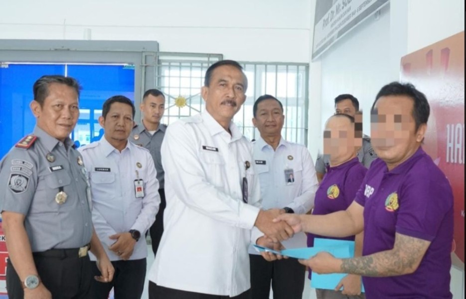 Kanwil Kemenkumham Riau Serahkan Remisi Waisak 2025 di Lapas Narkotika Rumbai